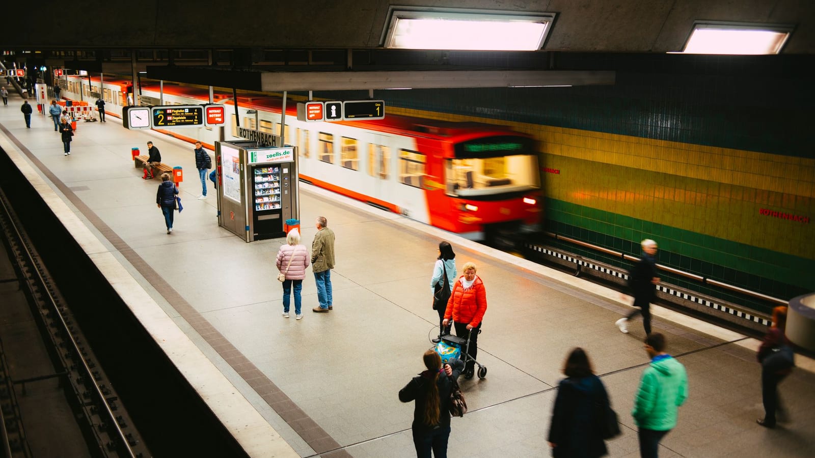 תחנת רכבת תחתית עם אנשים ורכבת בתנועה